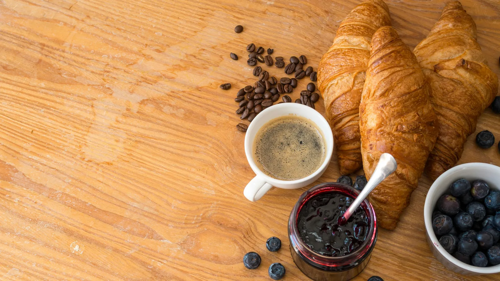 Roman breakfast spread of fresh cornetti, espresso, seasonal fruit and jam at Hotel Colle Oppio — the food culture that draws guests to Roman cooking classes.