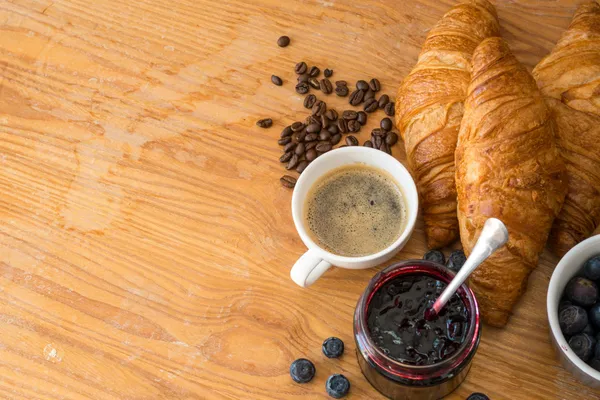 Roman breakfast spread of fresh cornetti, espresso, seasonal fruit and jam at Hotel Colle Oppio — the food culture that draws guests to Roman cooking classes.